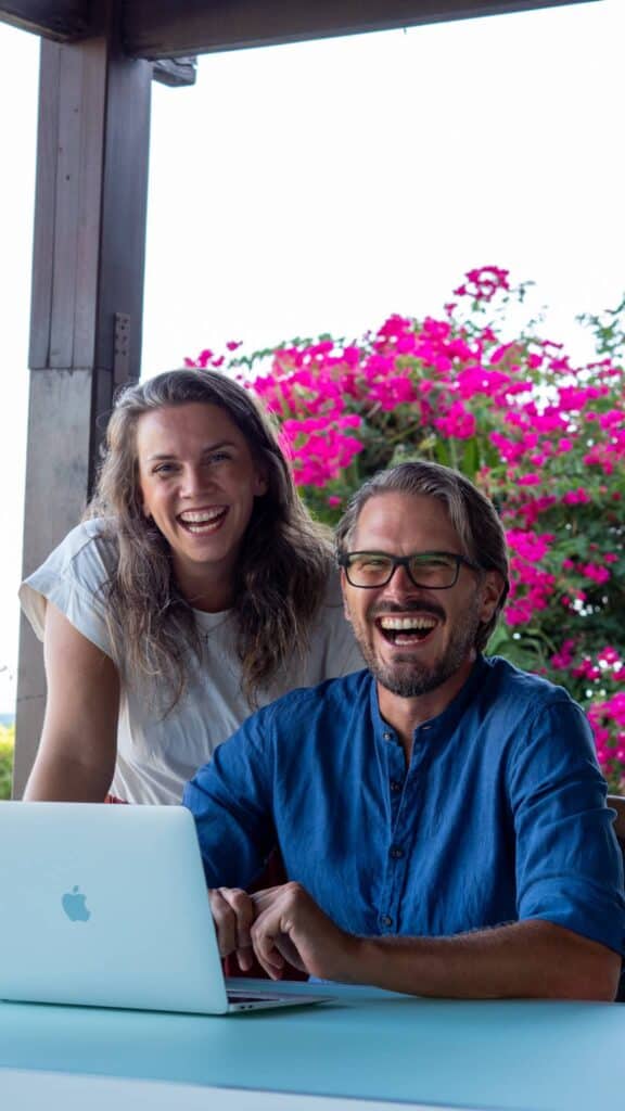 Merle und Oliver am Rechner, Gründer von DIVINE Business, die christliche Coaches helfen