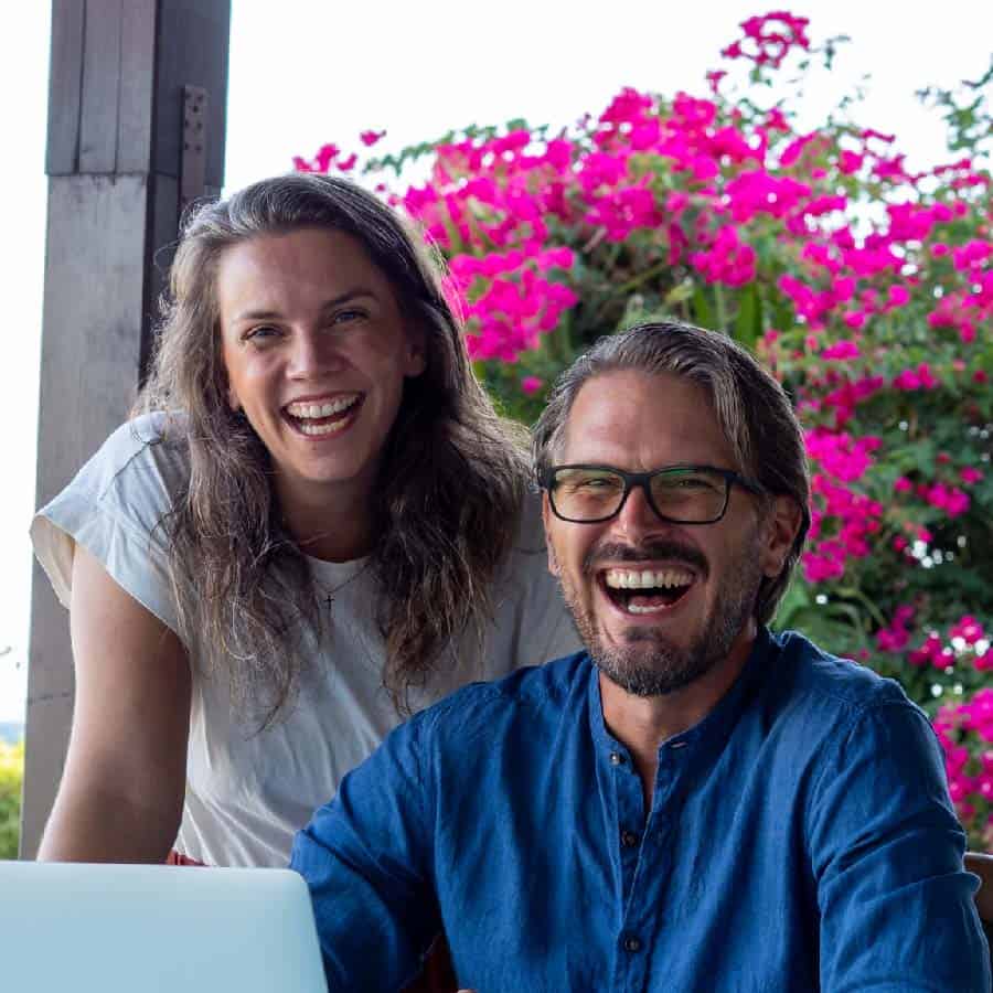 Merle und Oliver am PC, Symbol für den Start ins Online-Business